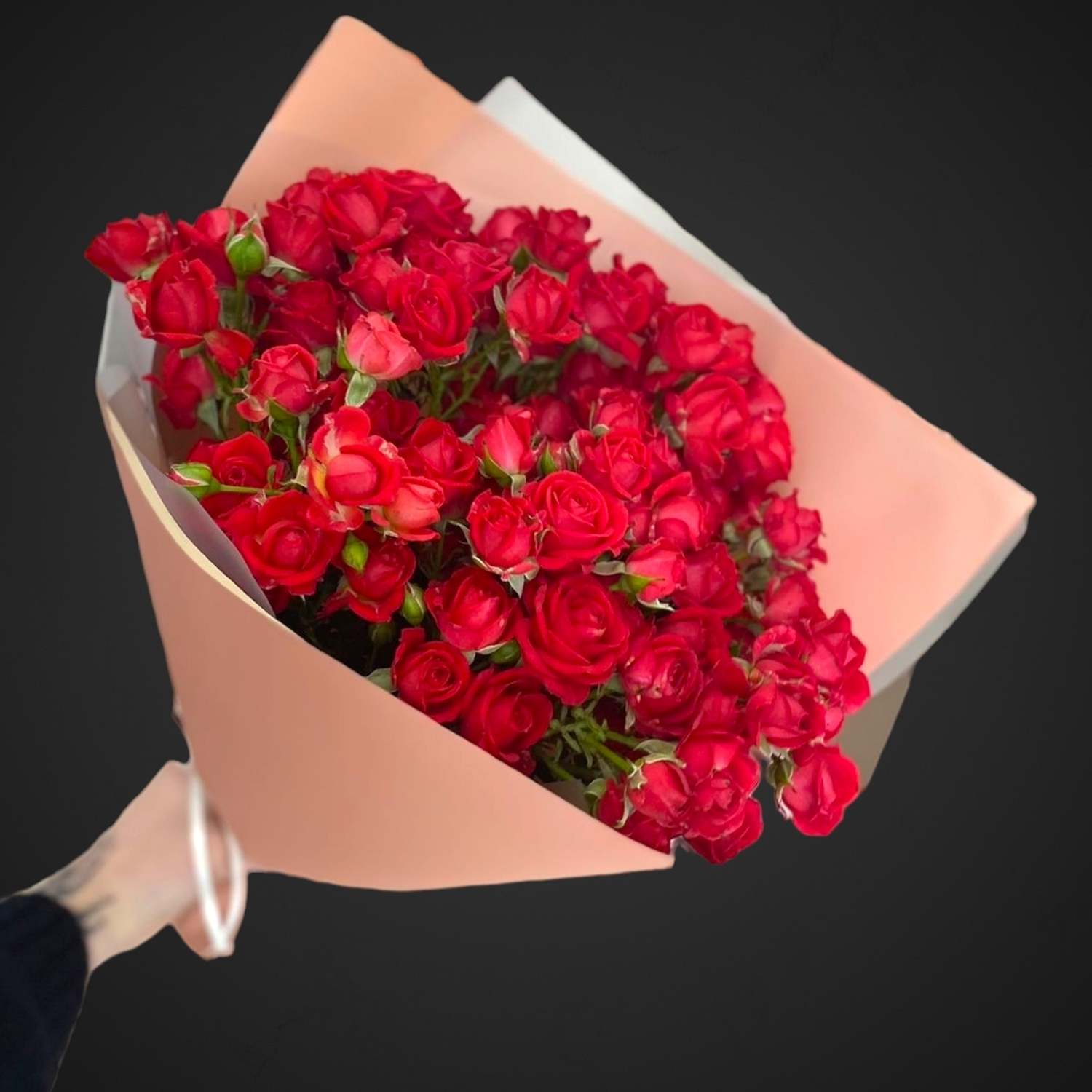 Букет "Багряный закат": роскошные красные цветы, доставка в Аксай, покупайте сейчас!