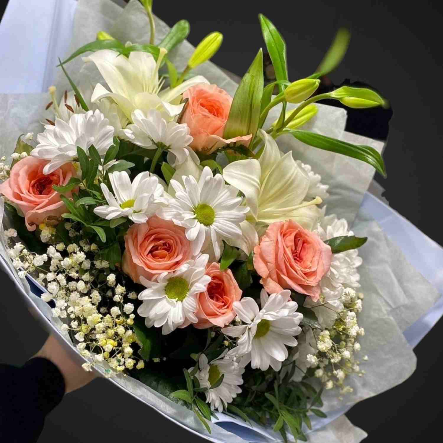 Букет 'Блаженство' из составных цветов, доставка по Аксаю, готов к покупке.