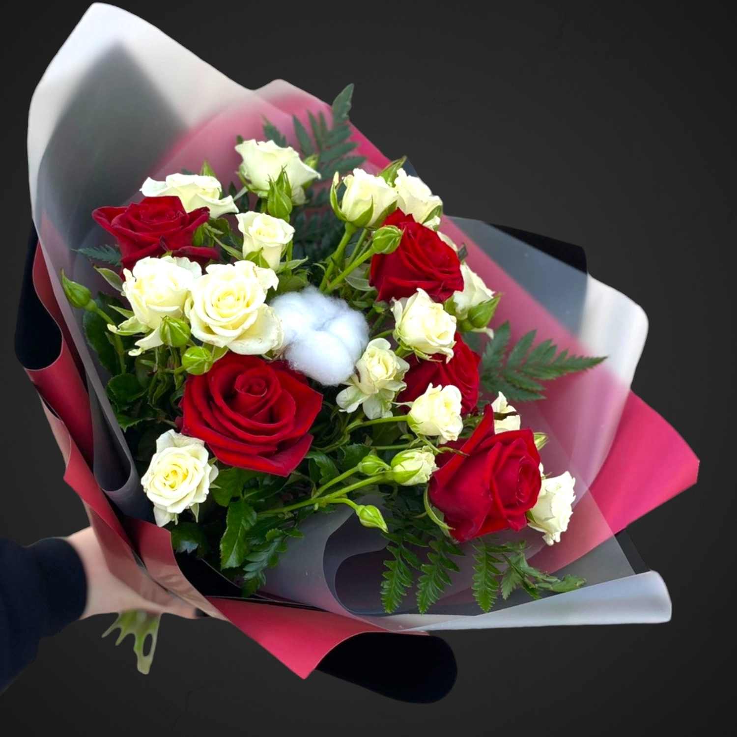 Букет 'Красное и белое' для покупки с доставкой в Аксае