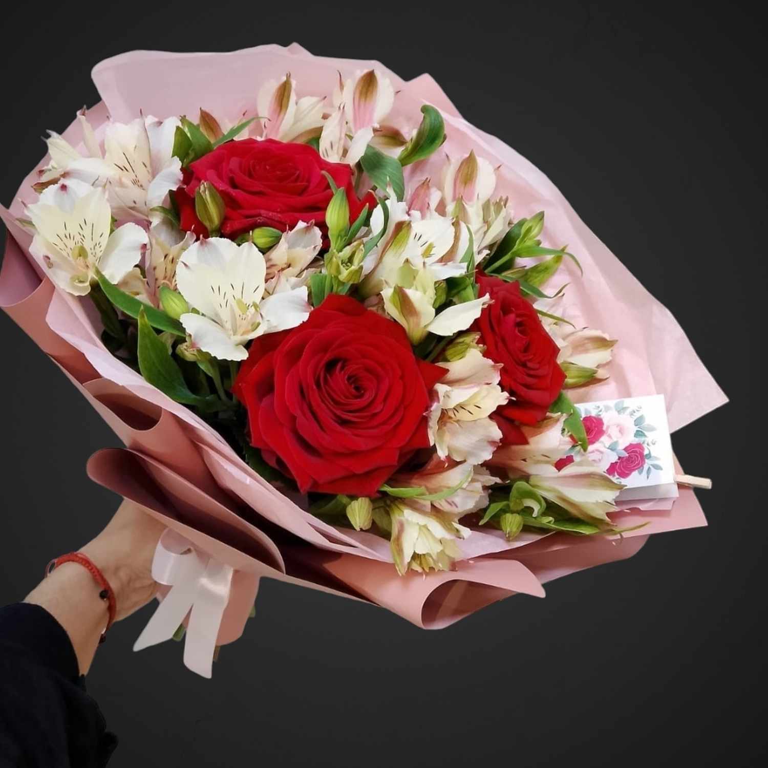 Букет 'Робкое признание', составной букет для доставки в Аксае, яркие цветы