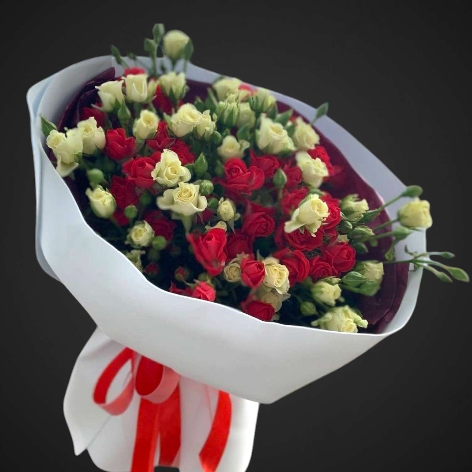 Букет 'Леди Роуз' – изысканный составной букет с розами, доставка по Аксаю, покупайте сейчас!