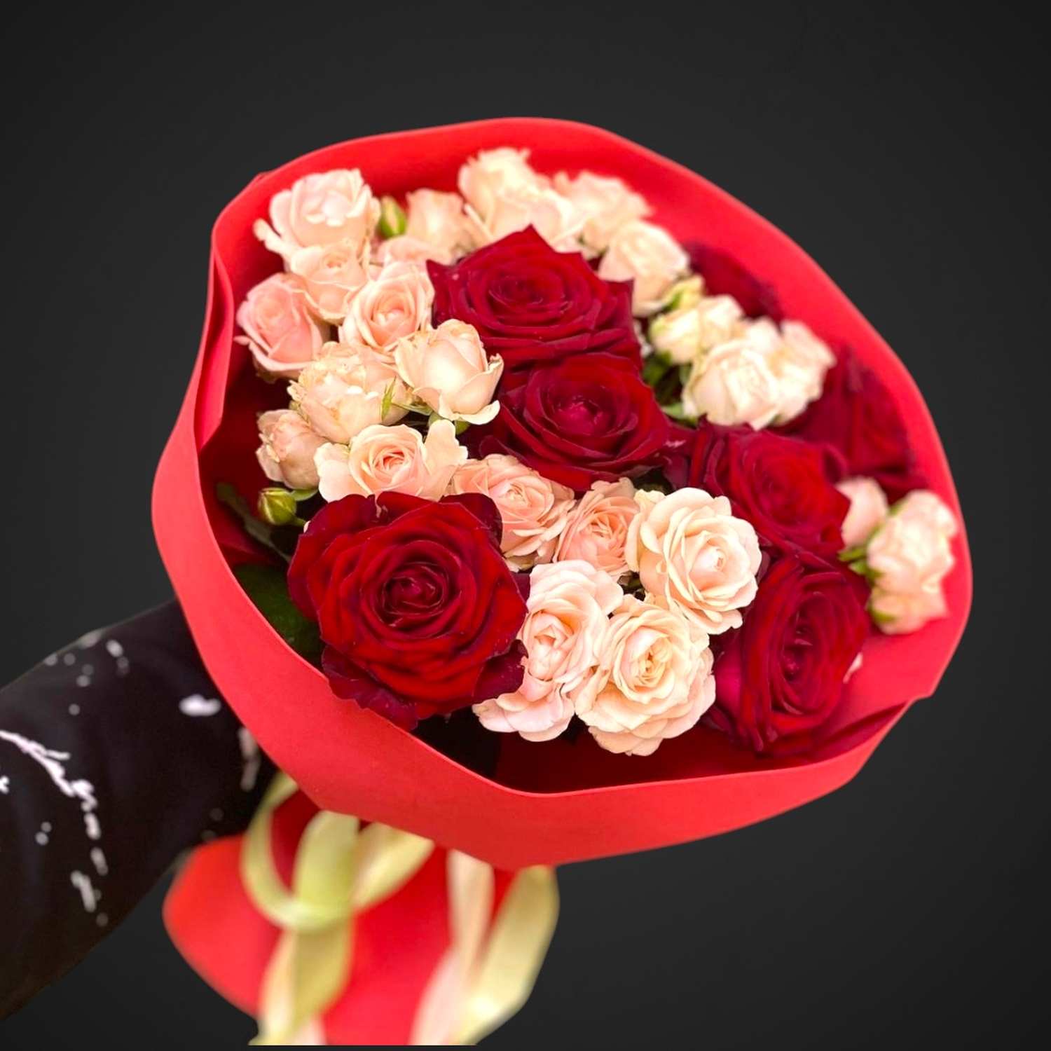Букет 'Торжество красного' — яркий букет для особых моментов, доставка в Аксай, покупайте сейчас!