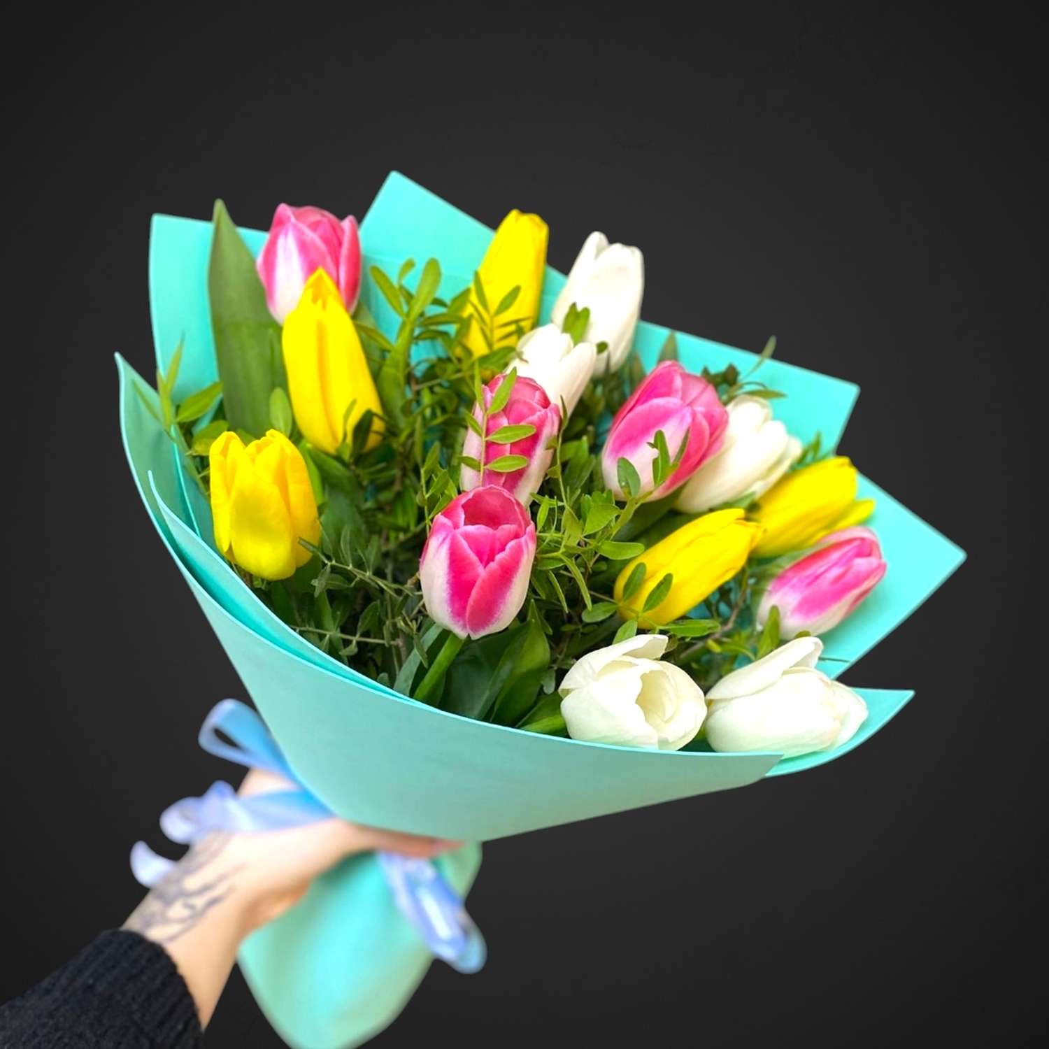 Букет 'Радуга в ладонях', составной букет с яркими цветами, доставка в Аксай, покупайте сейчас.