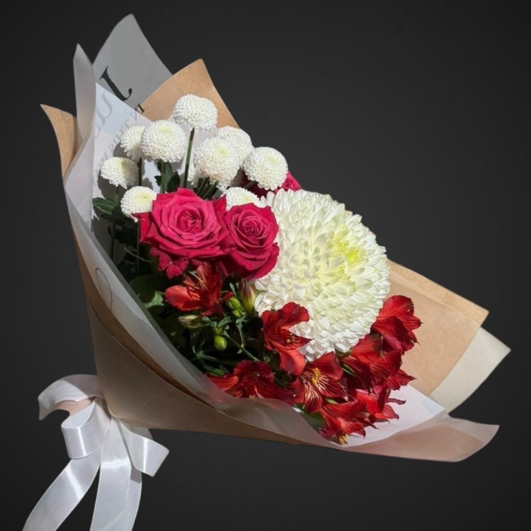 Букет 'Лед и пламя': яркие цветы, готовые к доставке в Аксай, покупайте сейчас!