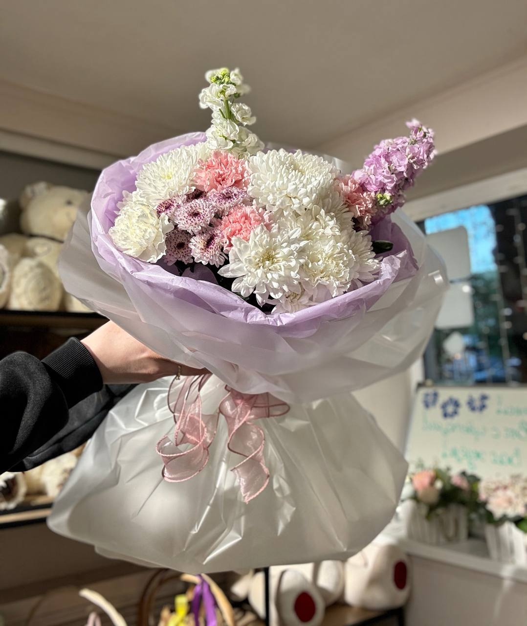Букет белых и розовых цветов, который можно купить в Аксае с доставкой.